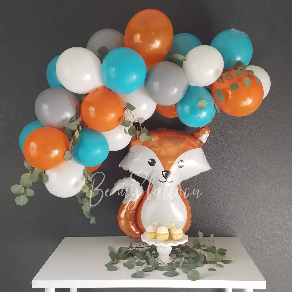 Fox balloon garland composition