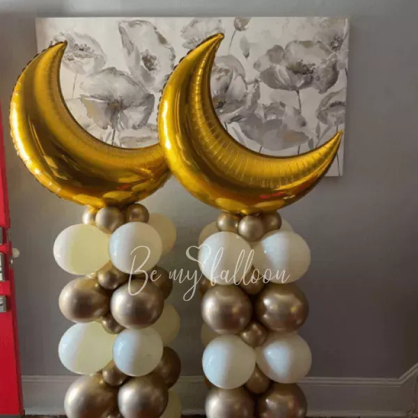 مجموعة من أعمدة الهواء مع الهلال الذهبي