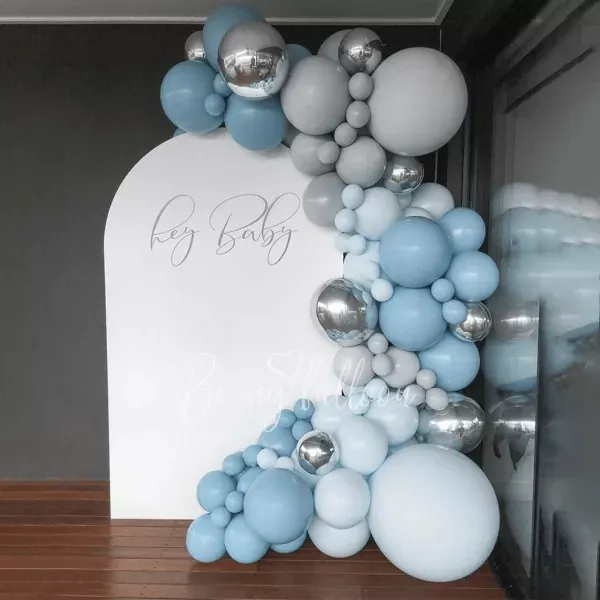 يا طفل بالون العضوية جارلاند مع خلفية القوس